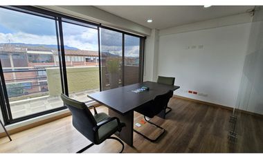 ARRIENDO EDIFICIO DE OFICINAS O CONSULTORIOS  ZONA URBANA DE CHIA (IC)