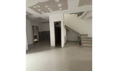 SE VENDE CASA DE DOS PISOS EN LA URBANIZACIÓN VALLEJO DE MONTERIA