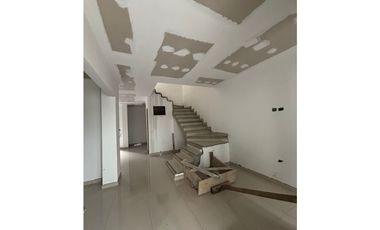 SE VENDE CASA DE DOS PISOS EN LA URBANIZACIÓN VALLEJO DE MONTERIA