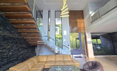 Venta casa en venta en El Poblado – La Calera, Medellín.