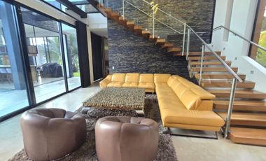 Venta casa en venta en El Poblado – La Calera, Medellín.