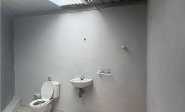 RENTO LOCAL EN CENTRO EMPRESARIAL EN COTA SOBRE VIA PRINCIPAL