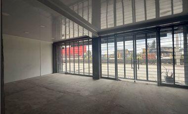 RENTO LOCAL EN CENTRO EMPRESARIAL EN COTA SOBRE VIA PRINCIPAL