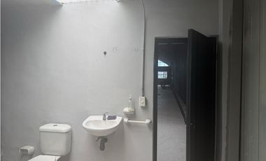 RENTO LOCAL EN CENTRO EMPRESARIAL EN COTA SOBRE VIA PRINCIPAL