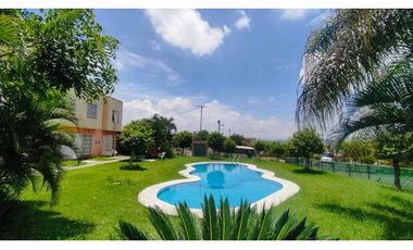 Casa con alberca en venta en Punta Verde libre de gravamen