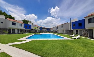 Casa nueva con alberca en venta cerca a Zona de Hospitales