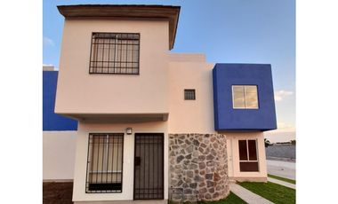 Casa nueva con alberca en venta cerca a Zona de Hospitales