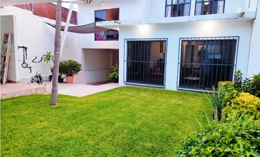 Casa sola en Venta en Cuernavaca Miraval con jardín ACEPTO CREDITO