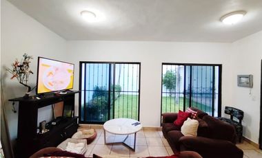 Casa sola en Venta en Cuernavaca Miraval con jardín ACEPTO CREDITO