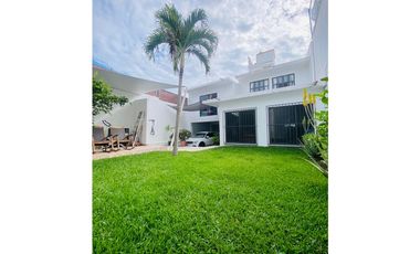 Casa sola en Venta en Cuernavaca Miraval con jardín ACEPTO CREDITO