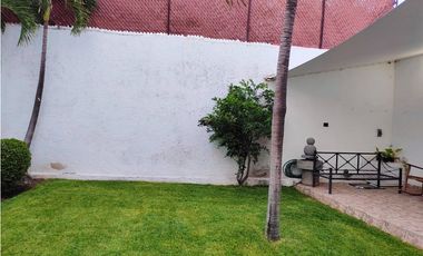 Casa sola en Venta en Cuernavaca Miraval con jardín ACEPTO CREDITO