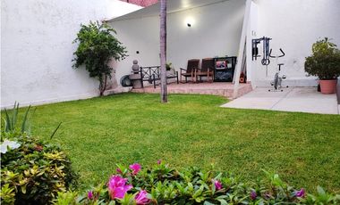 Casa sola en Venta en Cuernavaca Miraval con jardín ACEPTO CREDITO