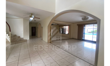 Casa Esquinera Vía a la Costa en Urb. Puerto Azul