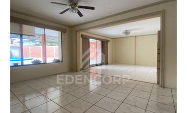 Casa Esquinera Vía a la Costa en Urb. Puerto Azul