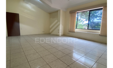 Casa Esquinera Vía a la Costa en Urb. Puerto Azul