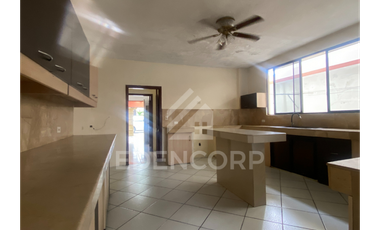 Casa Esquinera Vía a la Costa en Urb. Puerto Azul