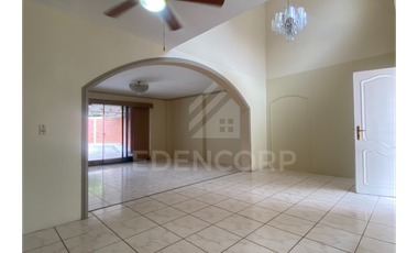 Casa Esquinera Vía a la Costa en Urb. Puerto Azul