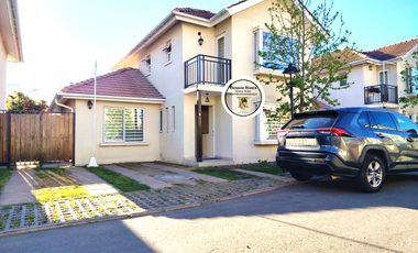 A media hora de Santiago y 10 minutos de la autopista.