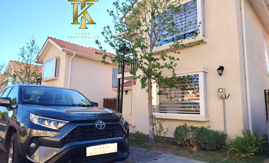 A media hora de Santiago y 10 minutos de la autopista.