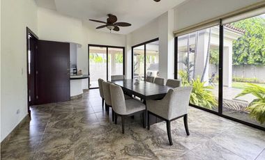 Casa en alquiler en Costa del este, Panamá.