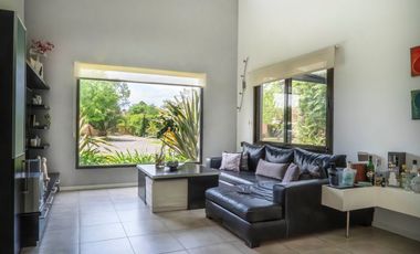 CASA EN VENTA EN ACACIAS BLANCAS 4 AMB PILETA