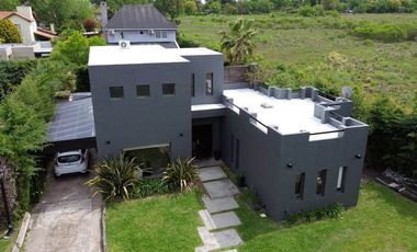 CASA EN VENTA EN ACACIAS BLANCAS 4 AMB PILETA