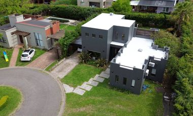 CASA EN VENTA EN ACACIAS BLANCAS 4 AMB PILETA