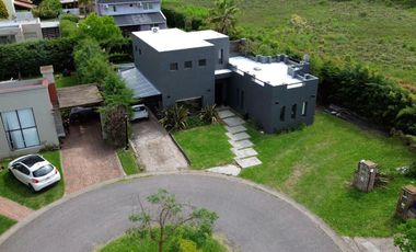 CASA EN VENTA EN ACACIAS BLANCAS 4 AMB PILETA