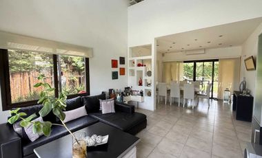 CASA EN VENTA EN ACACIAS BLANCAS 4 AMB PILETA