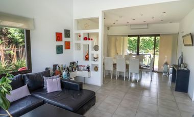 CASA EN VENTA EN ACACIAS BLANCAS 4 AMB PILETA
