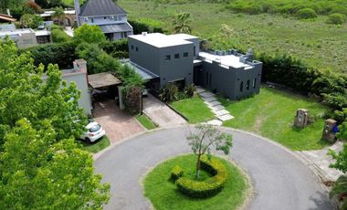 CASA EN VENTA EN ACACIAS BLANCAS 4 AMB PILETA