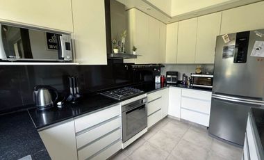 CASA EN VENTA EN ACACIAS BLANCAS 4 AMB PILETA