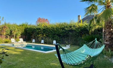 CASA EN VENTA EN ACACIAS BLANCAS 4 AMB PILETA