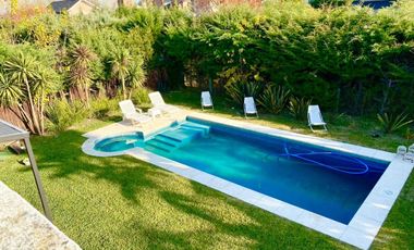 CASA EN VENTA EN ACACIAS BLANCAS 4 AMB PILETA