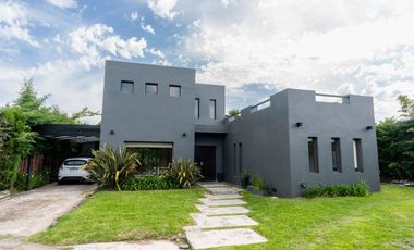 CASA EN VENTA EN ACACIAS BLANCAS 4 AMB PILETA