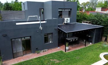 CASA EN VENTA EN ACACIAS BLANCAS 4 AMB PILETA