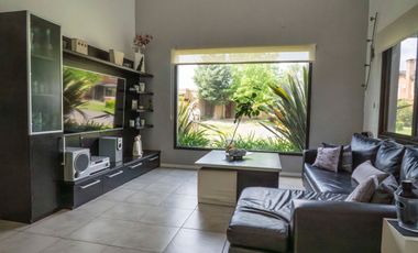 CASA EN VENTA EN ACACIAS BLANCAS 4 AMB PILETA