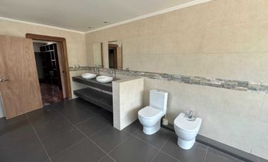 Casa en arriendo en LA REINA