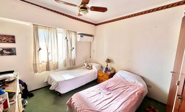 SE VENDE SEMIPISO 2 DOR Y COCHERA 9 DE JULIO 1800