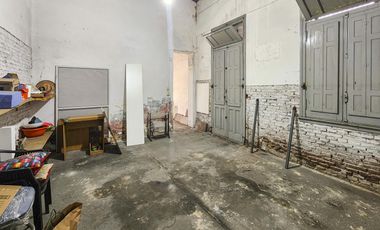 Casona comercial más galpón de 176m² en Abasto