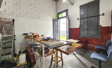 Casona comercial más galpón de 176m² en Abasto