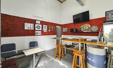 Casona comercial más galpón de 176m² en Abasto