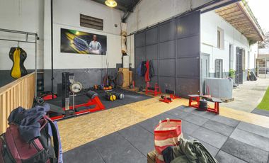 Casona comercial más galpón de 176m² en Abasto