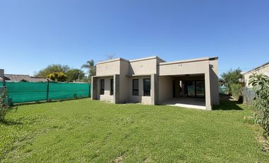 Hermosa casa a estrenar de 3 dormitorios + escritorio en barrio privado Divisadero, YB, apta crédito