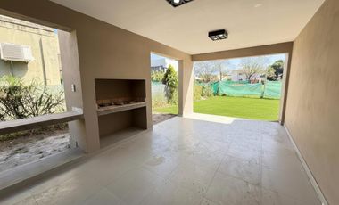 Hermosa casa a estrenar de 3 dormitorios + escritorio en barrio privado Divisadero, YB, apta crédito