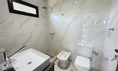 Hermosa casa a estrenar de 3 dormitorios + escritorio en barrio privado Divisadero, YB, apta crédito