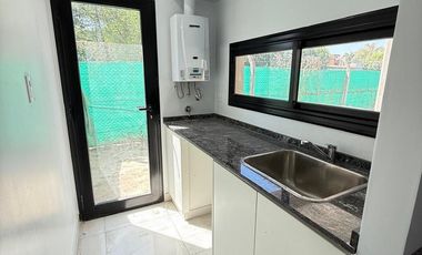 Hermosa casa a estrenar de 3 dormitorios + escritorio en barrio privado Divisadero, YB, apta crédito