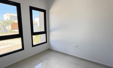 Hermosa casa a estrenar de 3 dormitorios + escritorio en barrio privado Divisadero, YB, apta crédito