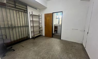 Local en excelente ubicación, a metros de Av. Díaz Vélez.