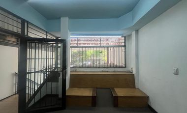 Local en excelente ubicación, a metros de Av. Díaz Vélez.